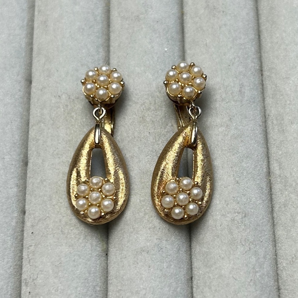 Trifari Gold Tone Faux Pearl Cluster Teardrop Clip On Earrings Vintage Dangle